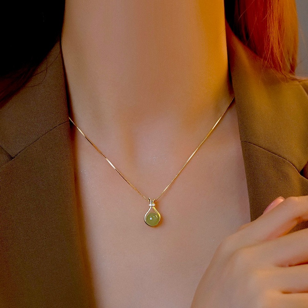A beautiful green necklace free shipping!!!